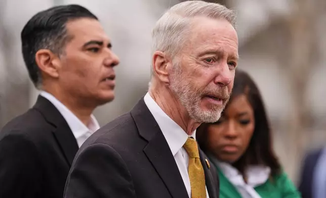 檔案圖片：麻省民主黨眾議員史蒂芬·林奇，2026年2月18日在俄亥俄州新奧爾巴尼出席記者會發言。(美聯社圖片/Joshua A. Bickel) AP圖片