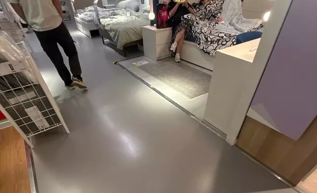 事主更進一步建議，除了梳化展品之外，床的展品也應該照辦煮碗放置相關膠板，實行「邊啲床都要加塊膠牌！」。threads圖片