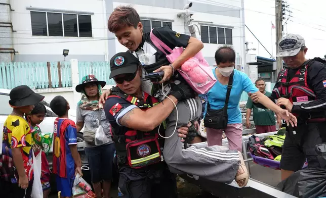 2026年9月28日周一，泰國曼谷，救援人員將民眾從水浸地區疏散到安全地方。(美聯社圖片/Sakchai Lalit) AP圖片