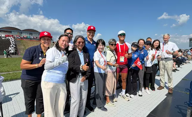 文化體育及旅遊局常任秘書長沈鳳君日前抵達名古屋亞運現場，為出戰各項賽事的香港運動員打氣。FB圖片