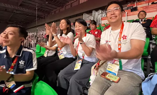 文化體育及旅遊局常任秘書長沈鳳君日前抵達名古屋亞運現場，為出戰各項賽事的香港運動員打氣。FB圖片