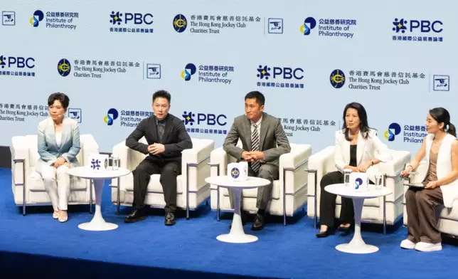 第五個座談演講「賽場無界：運動精英引領公益慈善未來」由奧運金牌 得主李小鵬（左二） 、鄧亞萍（左一） 、楊揚（右二）以及國際球賽裁判馬寧 （中）展開討論。