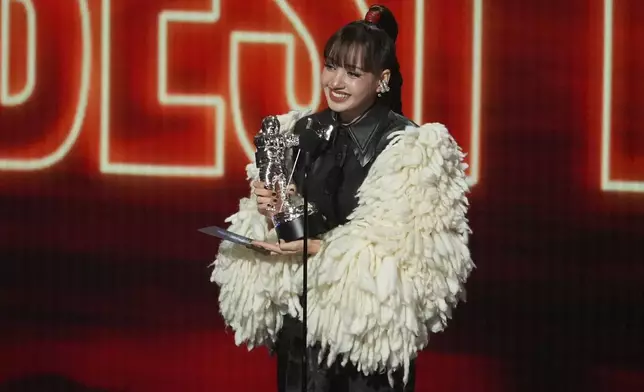 Lisa在2026年9月27日周日於洛杉磯孔雀劇院舉行的MTV音樂錄影帶大獎上，憑藉《Dream feat. Kentara Sakaguchi》獲頒最佳流行音樂獎。(美聯社圖片/Chris Pizzello) AP圖片
