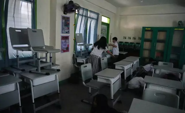 學生在菲律賓布拉干省聖拉斐爾的全國校園安全演習期間，堆疊椅子以阻擋窗戶。攝於2026年9月3日周四。(美聯社圖片/Aaron Favila) AP圖片