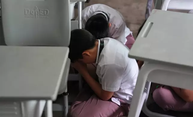 學生在菲律賓布拉干省聖拉斐爾的課室內席地而坐，在全國校園安全演習期間尋找掩護。攝於2026年9月3日周四。(美聯社圖片/Aaron Favila) AP圖片