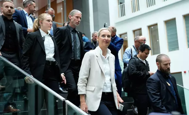 德國另類選擇黨（AfD）聯席領袖艾麗斯·魏德爾周一（2026年9月7日）在德國柏林前往記者會。(美聯社圖片/Ebrahim Noroozi) AP圖片
