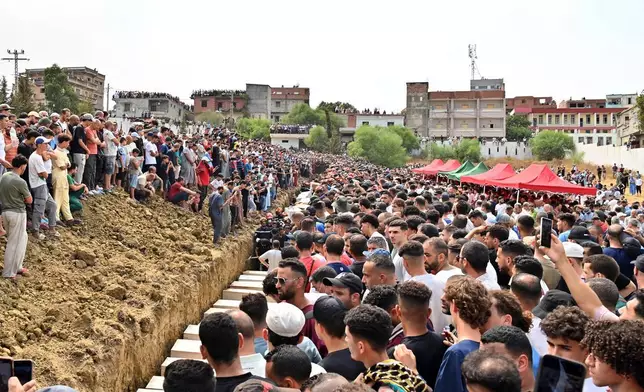2026年8月28日周五，阿爾及利亞吉傑爾省傑馬貝尼哈比比鎮，民眾參與山火遇難者安葬儀式。(美聯社圖片) AP圖片