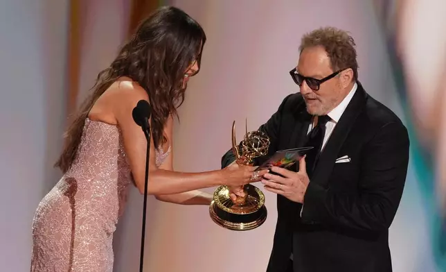 蘇菲亞維加拉（左）於2026年9月14日周一在洛杉磯孔雀劇院舉行的第七十八屆艾美獎上，向史提芬路特（右）頒發憑《寡婦灣》獲頒的喜劇類最佳男配角獎。(美聯社圖片/基斯皮澤洛) AP圖片