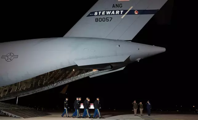 2026年8月31日周一，在特拉華州多佛空軍基地舉行的莊嚴儀式上，一支陸軍運送隊伍搬運一個裝有紐約州水牛城美國陸軍士兵倫納德·A·霍姆斯遺骸的轉運箱。(美聯社圖片/Manuel Balce Ceneta) AP圖片