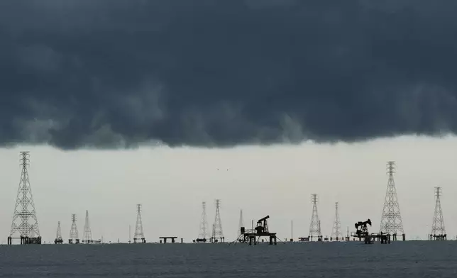 2026年9月1日周二，委內瑞拉卡比馬斯馬拉開波湖上空，抽油機及輸電塔上方形成雲層。(美聯社圖片/Ariana Cubillos) AP圖片