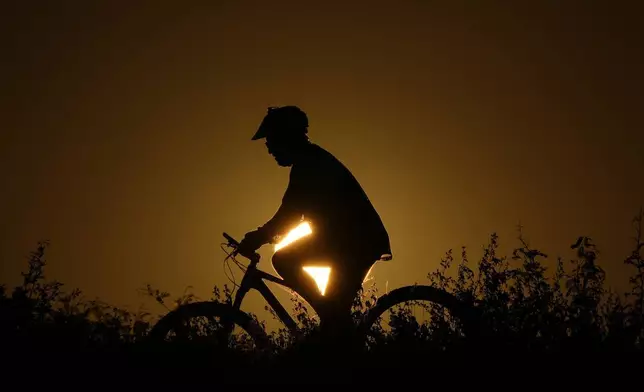 2026年9月9日周三，聖安東尼奧，一名單車手在日落時分沿小徑騎行。(美聯社圖片/Eric Gay) AP圖片