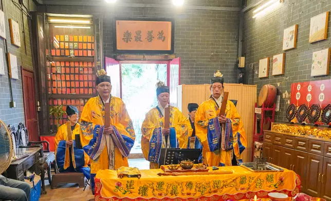 東華三院油麻地天后廟群舉行「丙午年油麻地福德轉斗昇運禮」，飛雁洞佛道社承壇法演正一及全真功德科儀，道場莊嚴。
