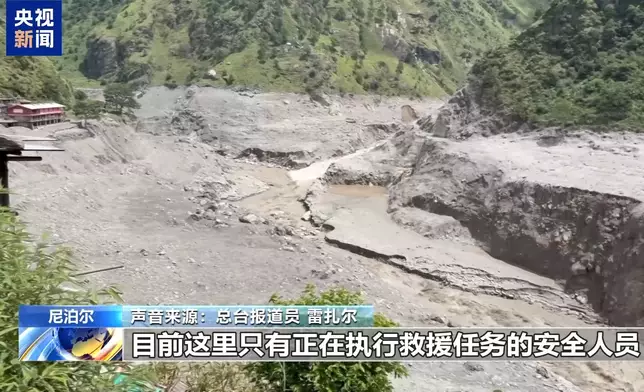 央視記者乘坐直升機前往尼泊爾泥石流核心受災地區視察。網上圖片