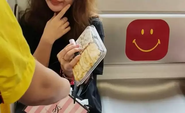 網上近日流傳一段影片，一名女子懷疑在港鐵車廂內吸食電子煙。網上圖片