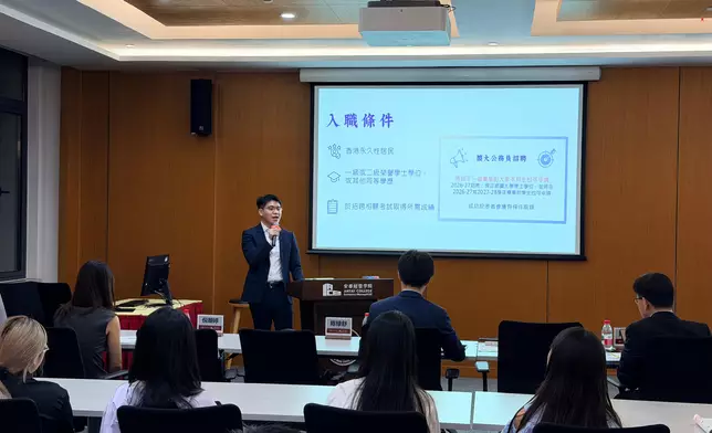 公務員事務局首席助理秘書長（政務職系）鄧俊賢在宣講會介紹政務主任的工作，並鼓勵有志貢獻社會的參加者投考特區政府公務員。政府新聞處圖片