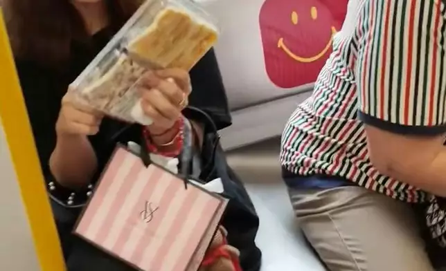 網上近日流傳一段影片，一名女子懷疑在港鐵車廂內吸食電子煙。網上圖片