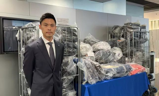 警方毒品調查科在長沙灣展開反毒品行動，並以「販運危險藥物」罪拘捕2名本地男子，年齡分別為41及42歲，檢獲約243公斤懷疑大麻花，市值約港幣5,700萬元。