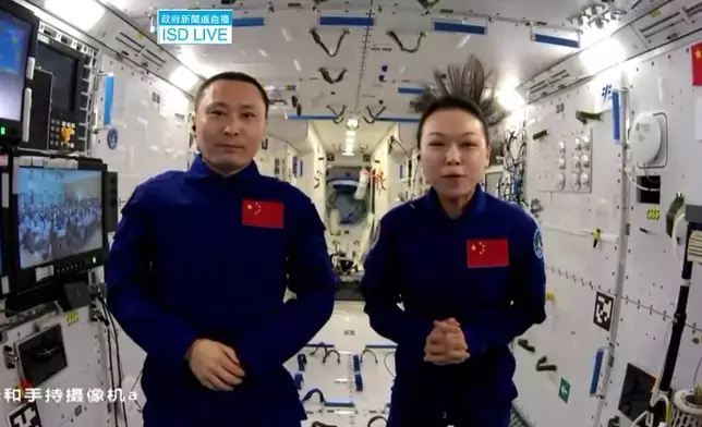 航天員帶領學生「參觀」了空間站，揭開他們在太空生活的神秘面紗。政府新聞網直播截圖