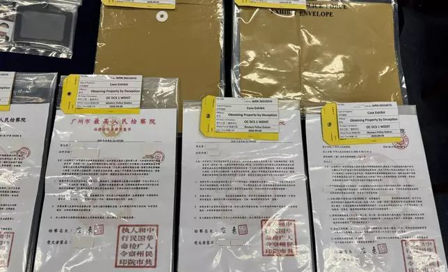 警方拘1女，涉三宗假冒官員騙案。