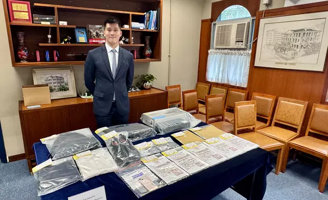 警方拘1女，涉三宗假冒官員騙案。