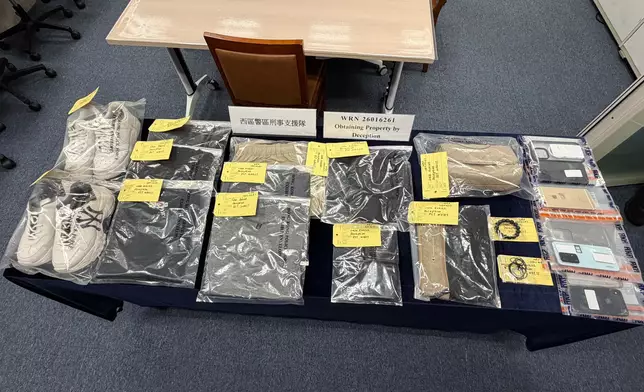 警方展開執法行動，於星期一以「以欺騙手段取得財產」罪拘捕2男2女，年齡介乎28至34歲，涉嫌與6宗網上詐騙案有關，涉及騙款約10萬1千元