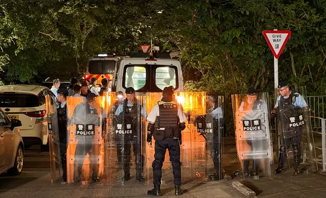 警方聯同漁護署大規模搜查元朗壆圍南路一帶，捕捉3隻流浪犬隻。