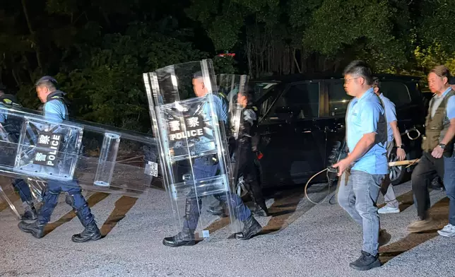 警方聯同漁護署大規模搜查元朗壆圍南路一帶，捕捉3隻流浪犬隻。