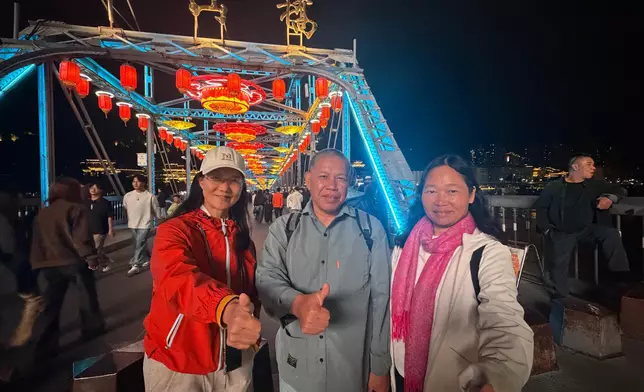 來自廣西的唐小姐、陳先生及李小姐。巴士的報記者攝