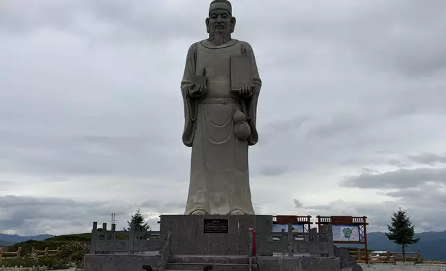 宕昌縣拉路梁萬畝中藥材種植基地。巴士的報記者攝
