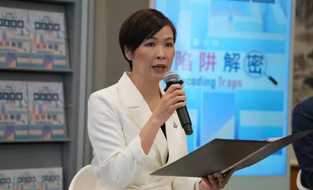 警務處公共關係部高級警司吳翠婷介紹《師長攻略．青少年陷阱解密》新增內容及派發安排。巴士的報記者攝