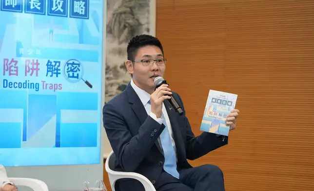 香港青年協會副總幹事陳文浩指，刊物結合警方前線犯案手法及青少年輔導經驗，協助師長及早辨識風險。巴士的報記者攝