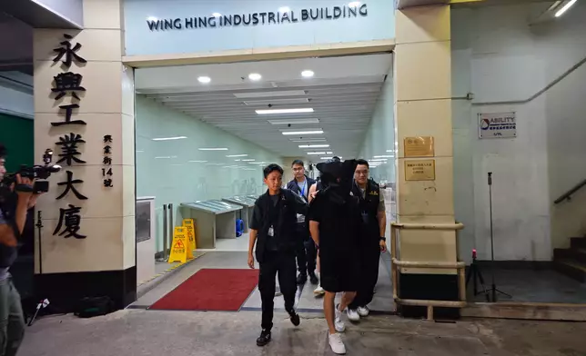 警方展開「熒霧」行動搗破電話詐騙中心 ， 拘20人 。