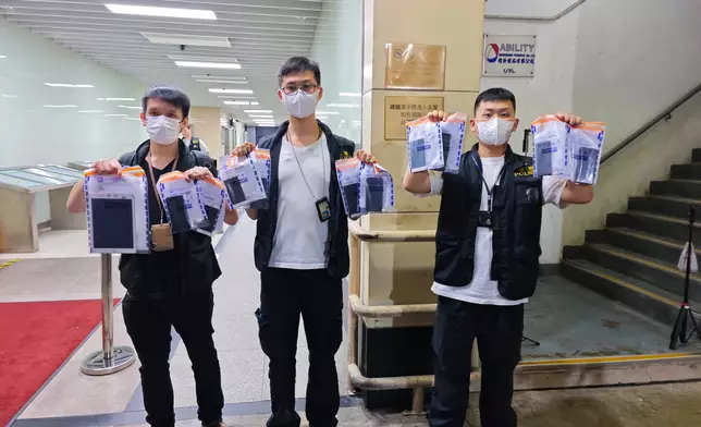 警方展開「熒霧」行動搗破電話詐騙中心 ， 拘20人 。
