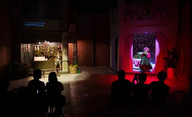 周五，2026年6月26日，馬來西亞吉隆坡，吉隆坡榴槤體驗中心，訪客正在觀看表演。(美聯社圖片/Vincent Thian) AP圖片