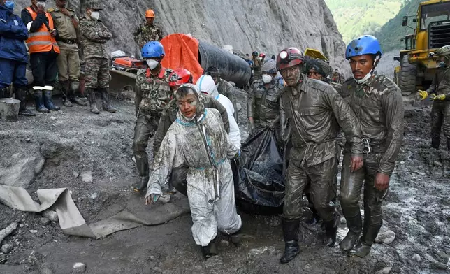 檔案圖片：尼泊爾軍方提供，尼泊爾士兵在拉蘇瓦區奇利梅水力發電項目，早前山洪暴發後的搜救行動中，搬運尋獲的工人遺體。攝於2026年9月16日。(尼泊爾軍方透過美聯社圖片/檔案) AP圖片