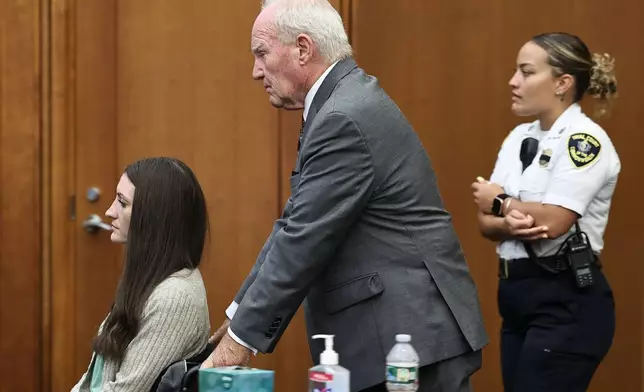 (美聯社圖片/Greg Derr/The Patriot Ledger) 辯護律師凱文雷丁頓於2026年9月3日周四，在麻省普利茅斯審訊期間，推著林賽克蘭西的輪椅與法官進行旁聽席對話。 AP圖片