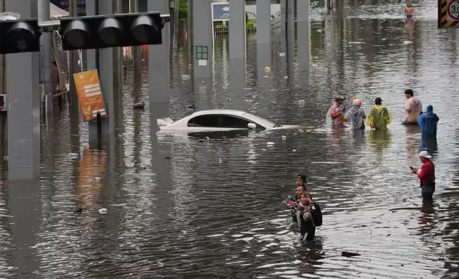 2026年9月27日周日，泰國曼谷暴雨過後街道被水淹沒。(美聯社圖片/Sakchai Lalit) AP圖片