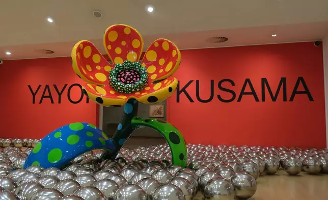 鮮花及反光球體在荷蘭阿姆斯特丹市立博物館展出，該館正為上月離世的日本藝術家草間彌生舉辦大型回顧展。攝於2026年9月9日周三，荷蘭阿姆斯特丹。(美聯社圖片/Mike Corder) AP圖片
