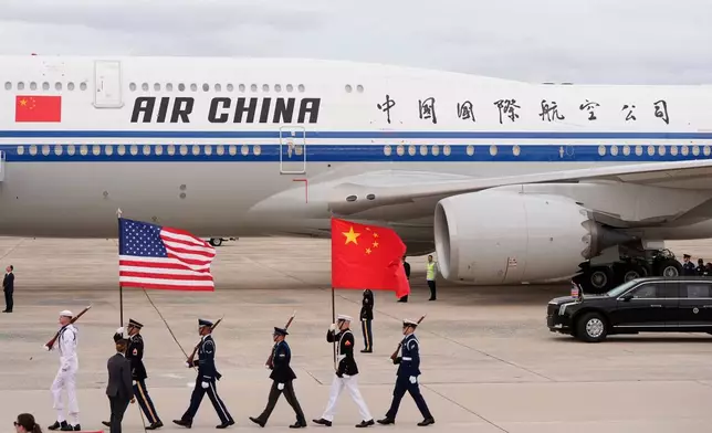 中國國際航空一架飛機載著中國國家主席習近平及夫人彭麗媛，周三（2026年9月23日）抵達馬里蘭州安德魯斯聯合基地，儀仗隊步操進場。(美聯社圖片/Mark Schiefelbein) AP圖片
