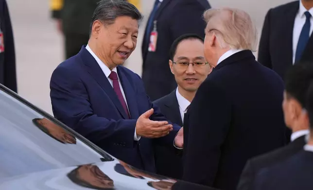 總統特朗普與中國國家主席習近平周三（2026年9月23日）在馬里蘭州安德魯斯聯合基地交談。(美聯社圖片/Mark Schiefelbein) AP圖片