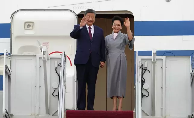 中國國家主席習近平伉儷抵達馬里蘭州安德魯斯聯合基地，向迎接他們的美國總統特朗普與第一夫人梅拉尼婭·特朗普揮手。攝於2026年9月23日周三。(美聯社圖片/Alex Brandon) AP圖片