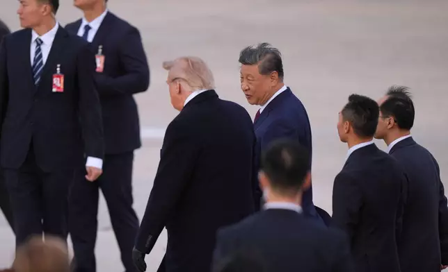 美國總統特朗普與中國國家主席習近平在馬里蘭州安德魯斯聯合基地同行。攝於2026年9月23日周三。(美聯社圖片/Mark Schiefelbein) AP圖片