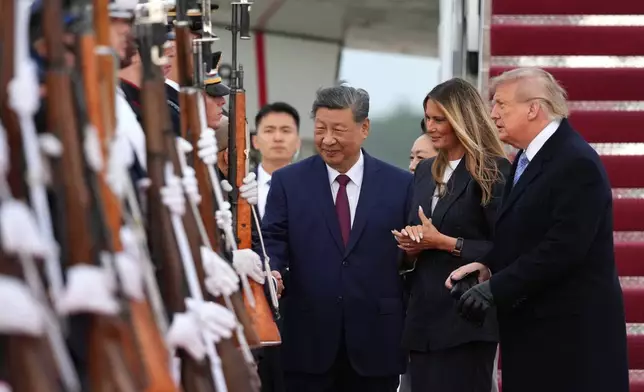 美國總統特朗普、第一夫人梅拉尼婭·特朗普、中國國家主席習近平伉儷在馬里蘭州安德魯斯聯合基地出席歡迎儀式。攝於2026年9月23日周三。(美聯社圖片/Alex Brandon) AP圖片