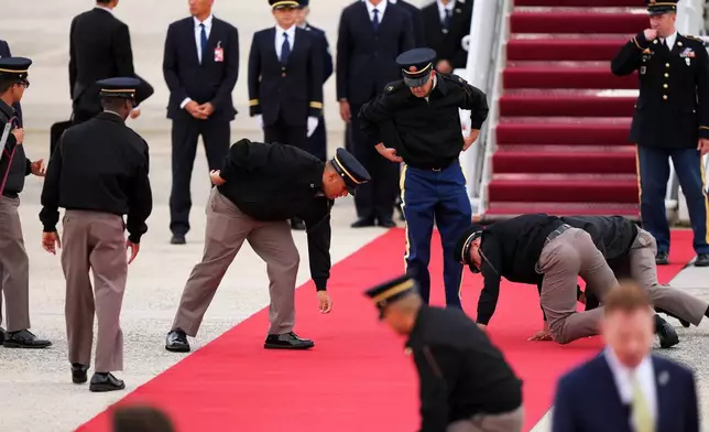 中國國際航空一架載有中國國家主席習近平伉儷的飛機抵達馬里蘭州安德魯斯聯合基地，鋪設紅地毯後正進行檢查。攝於2026年9月23日周三。(美聯社圖片/Mark Schiefelbein) AP圖片
