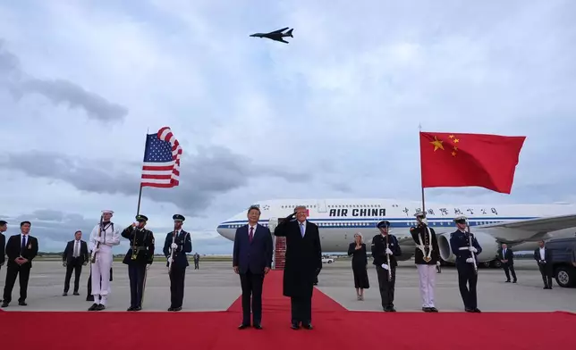 美國總統特朗普在馬里蘭州安德魯斯聯合基地與中國國家主席習近平出席歡迎儀式期間，向軍機編隊致敬。攝於2026年9月23日周三。(美聯社圖片/Alex Brandon) AP圖片