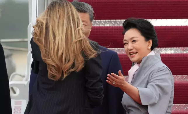 中國國家主席習近平伉儷在馬里蘭州安德魯斯聯合基地，問候第一夫人梅拉尼婭·特朗普。攝於2026年9月23日周三。(美聯社圖片/Alex Brandon) AP圖片