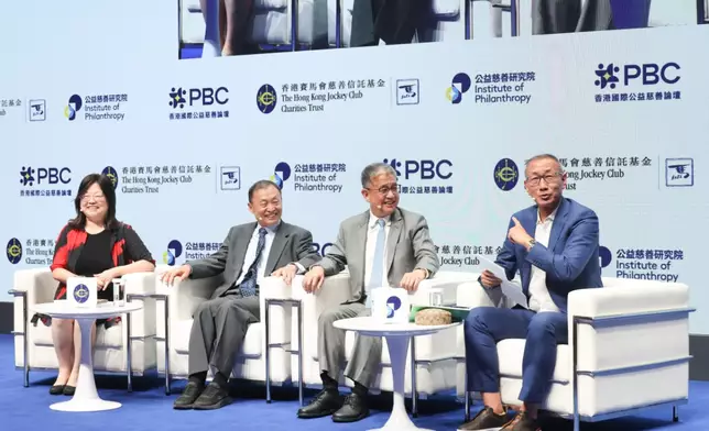 實踐匯談環節「中國公益慈善生態新格局：透視企業、家族與跨境協作的變革」分析跨境平台如何與大灣區的公益慈善政策環境接軌，開創更大規模的協作空間。演講嘉賓包括北京師範大學中國公益研究院創始院長王振耀（右二） ；清華大學公共管理學院教授、公益慈善研究院創院院長王名（左二） ；以及北京大學法學院副教授金 錦萍（左一） 。此環節由《南華早報》前總編輯、哈佛大學甘迺迪政府學院高級訪問學者王向偉主持（右一） 。