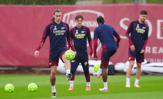 阿仙奴球員卡拉費奧利（左）周二在倫敦的訓練中控球，為2026年9月8日拿玻里對阿仙奴的歐聯足球賽作準備。(美聯社圖片/John Walton/PA) AP圖片