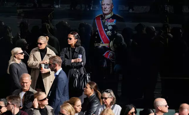 2026年9月9日周三，挪威國王哈拉爾五世的葬禮隊伍在奧斯陸大教堂附近經過，民眾沿途等候。圖為在奧斯陸拍攝。(美聯社圖片/Markus Schreiber) AP圖片