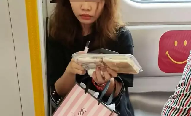 網上近日流傳一段影片，一名女子懷疑在港鐵車廂內吸食電子煙。網上圖片